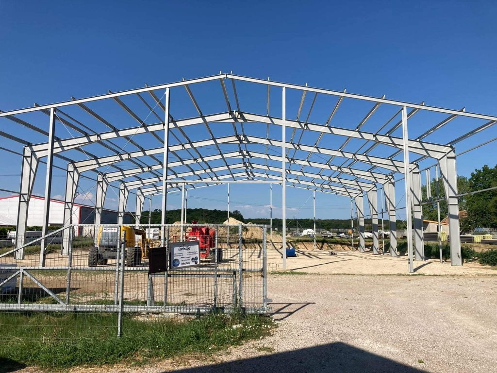 Úszóstég Kft. 1000 m2 raktárcsarnok